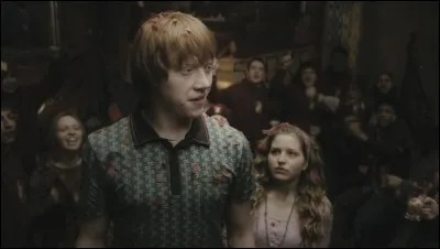Dans la saga Harry Potter, le film "Le prince de sang-mêlé" est envahi par les histoires d'amour des élèves, adolescence oblige. Ron, pour sa part, est littéralement "collé" par l'une de ces élèves. Quelle est la fleur ?