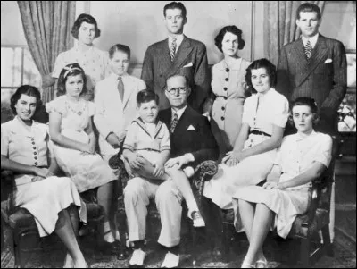 Voici la famille Kennedy, le père, la mère et les neuf enfants, dont l'un sera Président des Etats-Unis d'Amérique, l'autre Ministre de la Justice, un autre Sénateur.. Quelle est la fleur ?