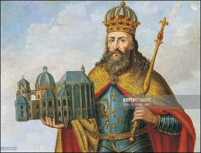 À quelle date Charlemagne est-il couronné ''Empereur d'Occident'' par le pape Léon III à Rome ?