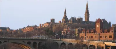 Dans quelle ville se trouve l'université Georgetown ?