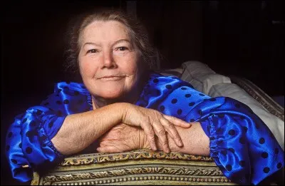 En quelle année Colleen McCullough a-t-elle écrit : "Les oiseaux se cachent pour mourir" ?