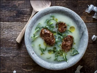 Quel est le nom de cette soupe à base de pommes de terre, chou, huile d'olive et chorizo portugais ?