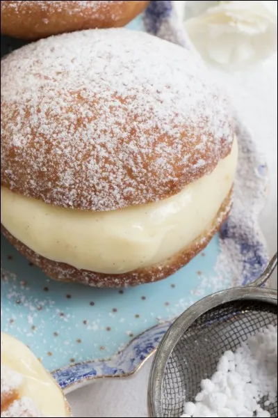 Quel est le nom de ce beignet rempli de crème pâtissière ?