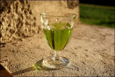 Liqueur des Alpes qu'on peut fabriquer à la maison, si l'on a le courage d'aller chercher les 40 brins nécessaires en haute montagne, puis de rajouter 40 sucres, et laisser macérer 40 jours :