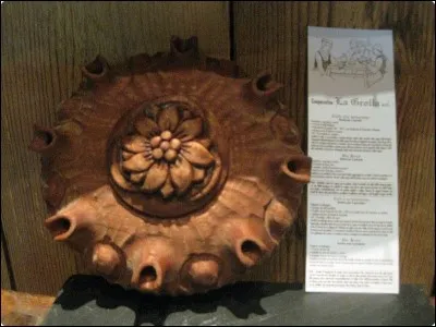 Quel est cet étrange récipient savoyard, à six ou huit becs, dans lequel on fait chauffer un mélange de café et d'eau de vie, et que l'on se fait passer pour boire tour à tour ?