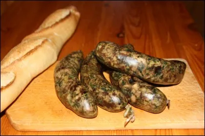 Régalons-nous avec ces excellentes saucisses savoyardes, à base de porc, de chou ou d'autres herbes telles que blettes ou épinards :