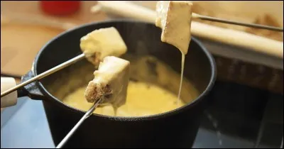 Nous attendions la légendaire fondue savoyarde ! Outre le vin blanc, quel alcool est-il coutumier de rajouter ?
