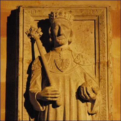 Rodolphe est, en 1273, le premier membre de cette famille royale à monter sur le trône impérial. Quelle est cette dynastie dont sont issus tous les empereurs du Saint-Empire entre 1452 et 1740 ?