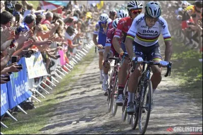Maintenant les pavés Paris-Roubaix le rêve de Sagan ! Un sprint à 5 pour l'arrivée. Qui est le prestigieux gagnant ?