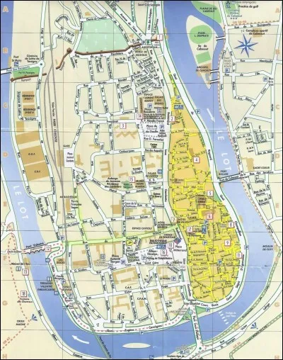 Quelle est cette ville arrosée par le Lot que franchit un pont fortifié ?