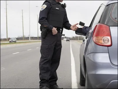 Un policier te demande tes papiers.