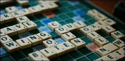 Des championnats de Scrabble existent pour des centaines de joueurs, comment appelle-t-on le jeu &agrave; ce moment l&agrave; ?