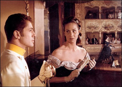 Dans "Senso" de L. Visconti, la scène d'ouverture se passe à la Fenice de Venise. On y donne un opéra de Verdi :