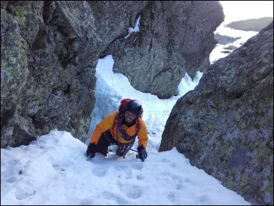 Quel outil commun la discipline pr&eacute;c&eacute;dente et l'alpinisme utilisent-ils ?