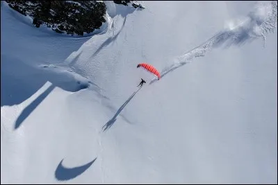 Quel sport puis-je pratiquer avec une paire de skis, un parapente, et un bon entra&icirc;nement ?