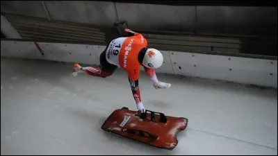 L'objectif de ce sport individuel est de descendre une piste de glace le plus rapidement possible sur une planche, &agrave; plat ventre, la t&ecirc;te devant. Quel est-il ?