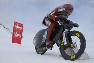 Le record du monde de vitesse en VTT sur neige (227,72 km/h) est d&eacute;tenu par le Fran&ccedil;ais Eric Barone depuis le 18 mars 2017. Quel est l'&acirc;ge de ce sportif ?