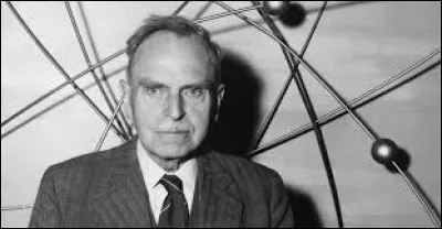 Otto Hahn reçut le prix Nobel de la paix pour sa découverte sur la fiscion nucléaire.