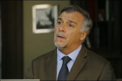 Dans quelle série télévisée Paul Gavriac incarné par Bernard Alane, fait-il semblant de s'être cassé une jambe aux Sports d'hiver, pour demeurer un peu plus longtemps chez le héros de la série, incarné par Jacques Spiesser ?