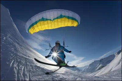 Quel est ce sport associant parapente et ski ?