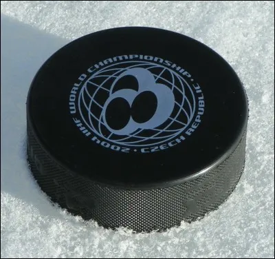 Comment appelle-t-on le disque de caoutchouc pour jouer au hockey sur glace ?