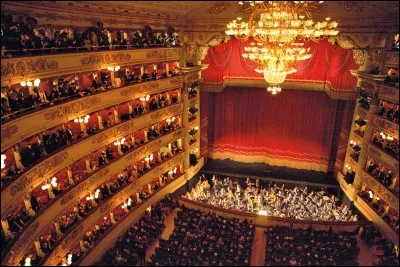 Dans quelle ville se trouve le Teatro alla Scala ?