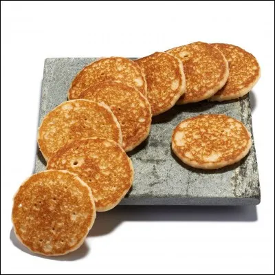 D'origine russe, quel est le nom de ces crêpes à la farine de sarrasin ?