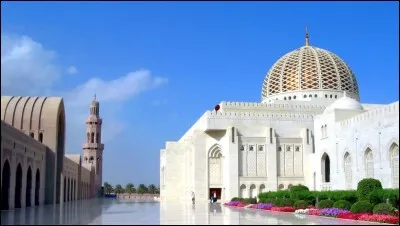 Dans quelle ville se trouve la mosquée du Sultan Qaboos d'une capacité de 20 000 places ?