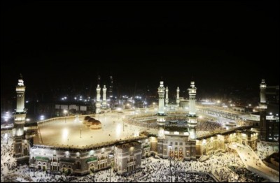 Dans quelle ville se trouve la mosquée al-Haram d'une capacité de 900 000 places ?