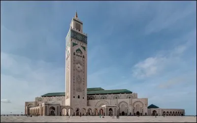 Dans quelle ville se trouve la mosquée Hassan II d'une capacité de 80 000 places ?