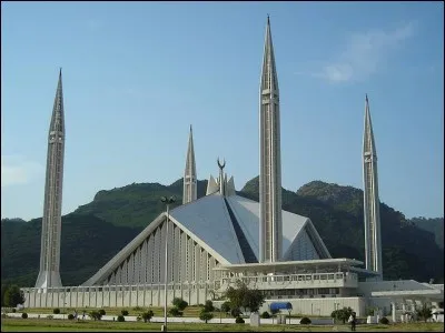 Dans quelle ville se trouve la mosquée Faisal d'une capacité de 40 000 places ?