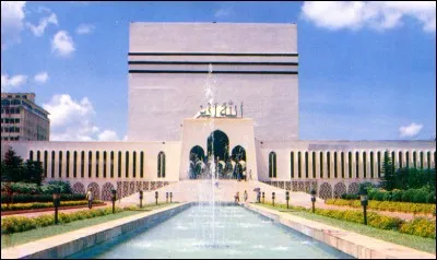 Dans quelle ville se trouve la mosquée Baitel Mukarram d'une capacité de 40 000 places ?