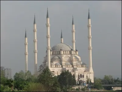 Dans quelle ville se trouve la mosquée Sabanci d'une capacité de 20 000 places ?