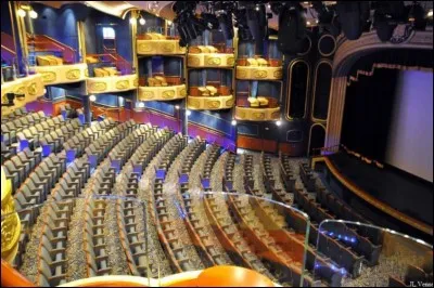 Dans cette zone, qui peut accueillir plus de 2 000 personnes, se produisent sur scène des chanteurs, chanteuses ou encore des magiciens... Comment s'appelle-t-elle ?