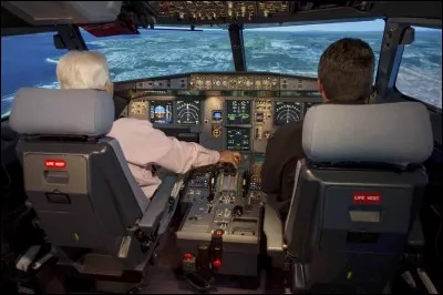 Envie de prendre les commandes d'un avion de ligne ? Vous allez être accro dans cette pièce ! Mais de quel simulateur il s'agit ?