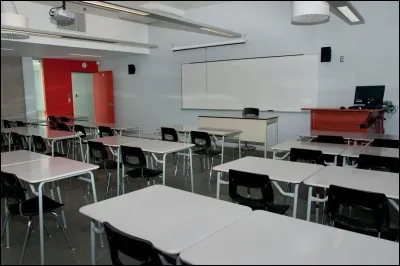 Toujours à l'extérieur, dans un pré-fabriqué, les enfants et ados peuvent toujours réviser et faire leurs devoirs scolaires ! C'est une...