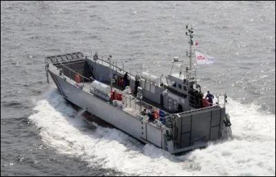 Habituellement utilisé par la marine, ce navire pas comme les autres nous permet de rallier la terre ferme, lorsque la profondeur de la mer est peu profonde pour notre bateau de croisière. Il s'appelle...