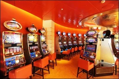 En face, se trouvent des jeux d'arcades, de baby foot, de flipper, etc... Qu'est-ce que c'est ?