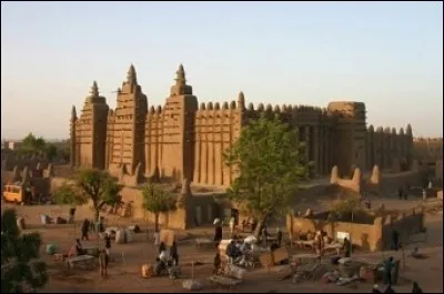 "Le génie des eaux" selon la signification littérale de son nom porte aussi le surnom de la "ville aux 313 saints" et se trouve en Mauritanie.