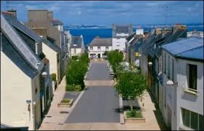 Je vous propose de partir en Bretagne, à la découverte de Lanvéoc. Ville sur la côte nord de la presqu'île de Crozon, en bordure de la rade de Brest, elle se trouve dans le département ...