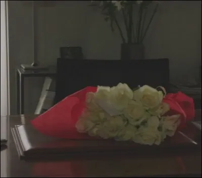 Qui a offert les fleurs à Alice ?