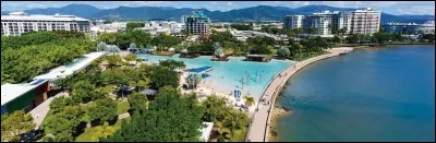 Quelle est la population de Cairns ?