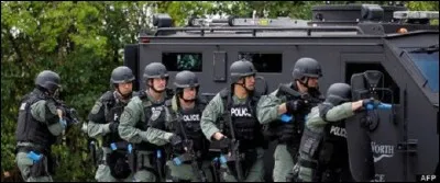 Comment appelle-t-on le canular téléphonique anonyme consistant à essayer de piéger les services de police et faisant croire à la nécessité d'une intervention d'urgence ?