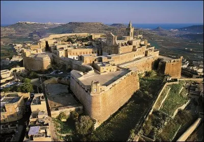 Quel est le nom de l'île du nord, la deuxième de l'archipel par sa superficie et sa population ?