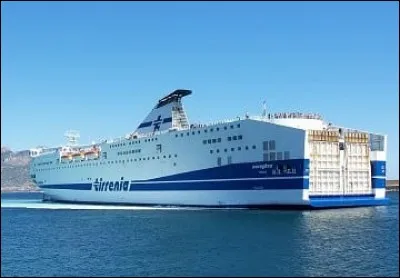 Quelle est la ville européenne la plus proche de la capitale maltaise, à laquelle elle est reliée par un ferry ?