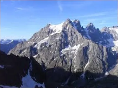 Dans quel massif montagneux se situe le mont Pelvoux ?