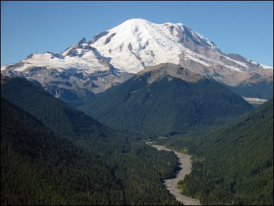 Où se trouve le mont Rainier, stratovolcan actif dépassant 4000 mètres ?