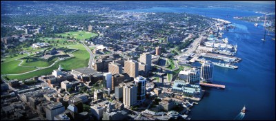 Où se trouve Halifax, ville portuaire de près de 400 000 habitants ?
