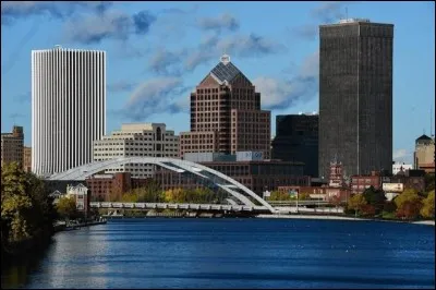 Terminons par deux villes du lac Ontario. Elles se trouvent chacune sur une rive. Où se trouve Rochester ?