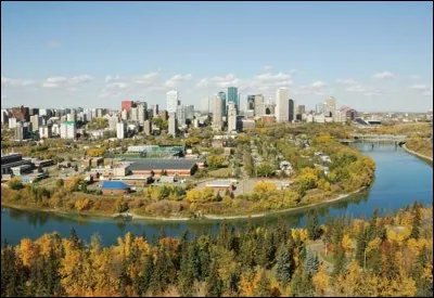 Dans quel pays coule la rivière Saskatchewan ?